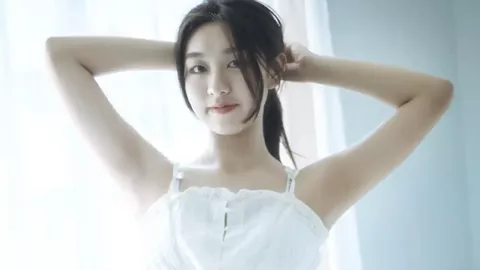 游客自驾撞马群