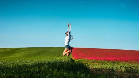 大学生熬夜看升旗