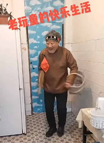 大爷被烟花炸