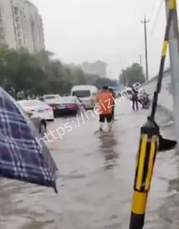 街道成河流
