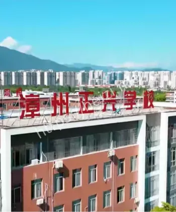 校方撕公告警告