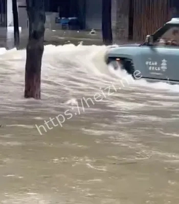 台风积水路冲浪事件