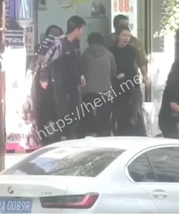 理发店广告撕除