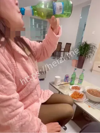 洗澡忘关门儿子突然回家