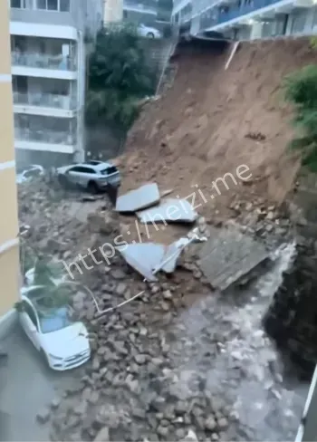 土石倾泻砸车事件