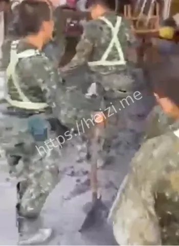 台湾花莲溃坝洪灾官兵摆拍