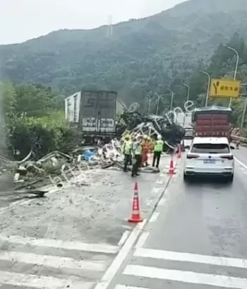 中通快递车追尾致死现场图
