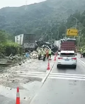 中通快递车追尾致死现场图