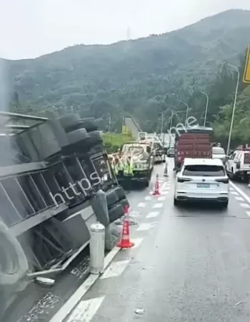 雾天超速货车连环碰撞分析