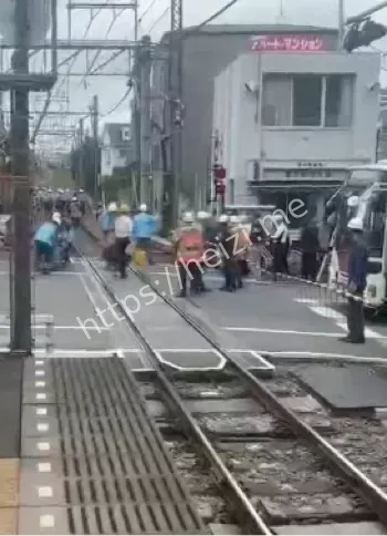 男子被碾成两段