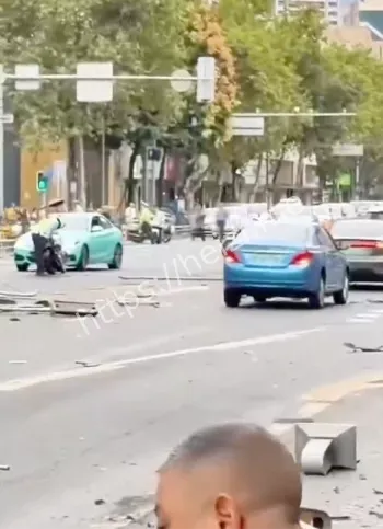 林某某越野车失控碰撞