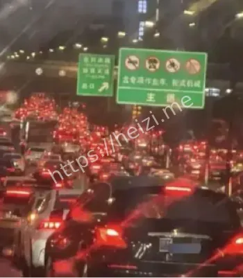 降雨堵车服务区拥堵