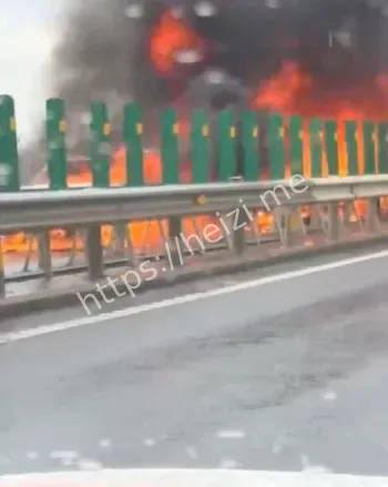 海南高速多辆豪车追尾起火事件