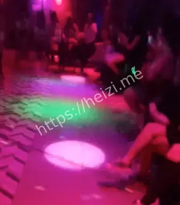 百名女子等待被选