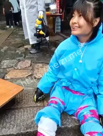 截瘫女孩朋友护航爬山真相