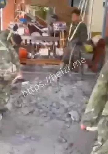 洪灾泥地变T台曝光