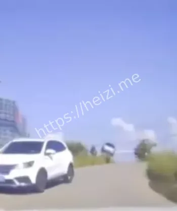 江西景德镇汽车凌空飞起