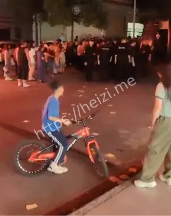 33岁师傅家属店门维权