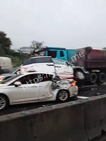 黎明脚步红绿灯