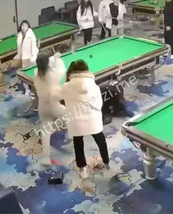 双子星精神小妹互砍