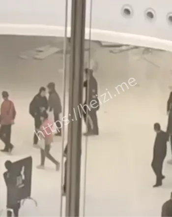 吊顶砸伤8人现场视频