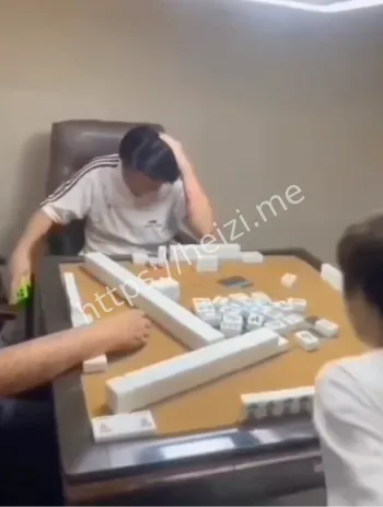 精神小伙女友被摸手吃醋