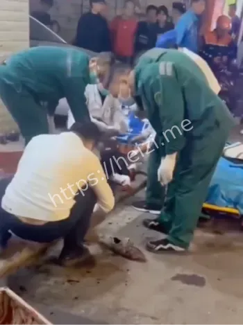 外卖小哥被砍倒地视频