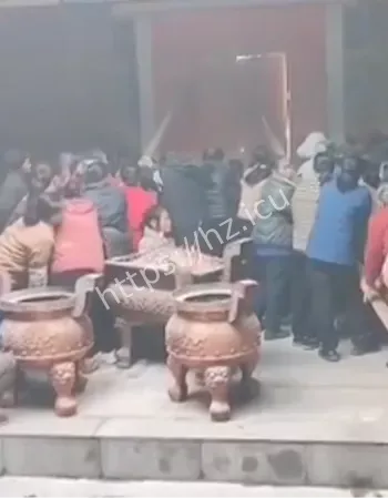 龙福庙众人堵门抵抗