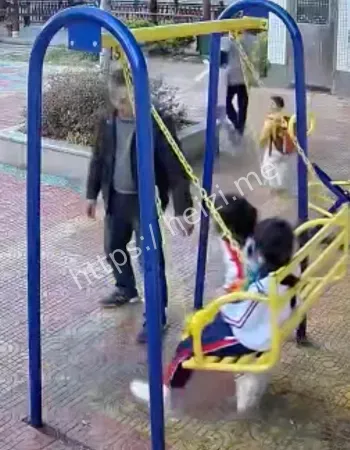 男子公园猥亵女童