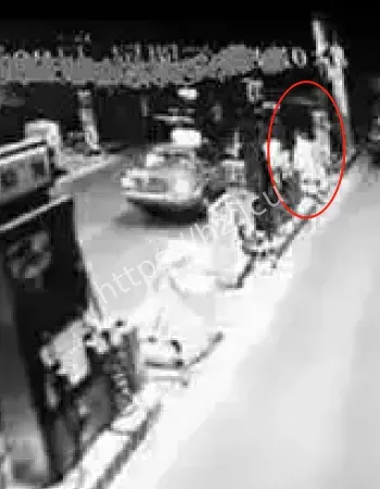 女员工对着空气狂加汽油