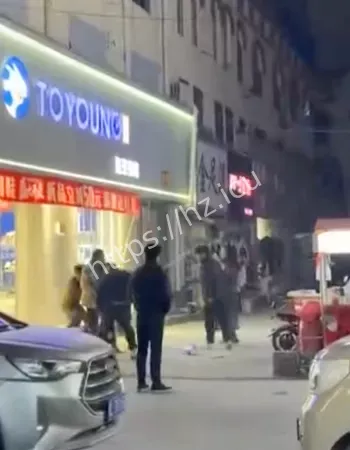 围殴一人