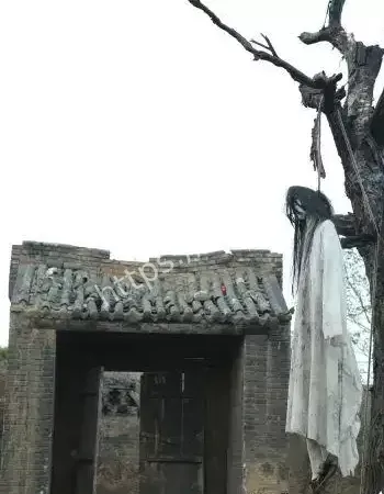 老宅门外哀乐震天