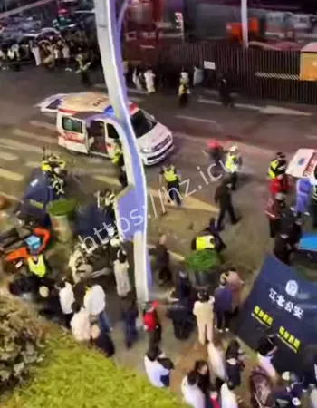 小轿车失控直冲人群