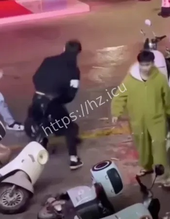 街头持刃狂殴刀仔