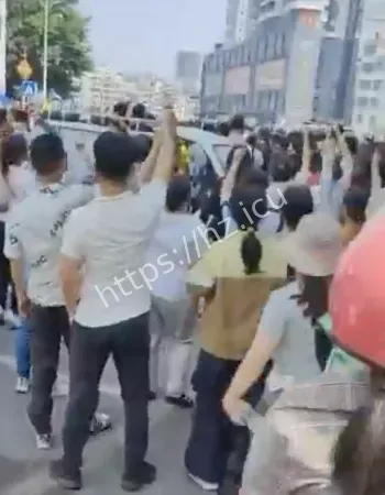 群众与警察发生激烈冲突