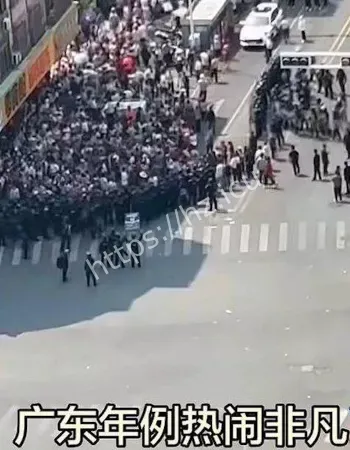 群众与警察发生激烈冲突