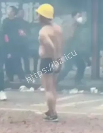 鞭炮往人身上招呼