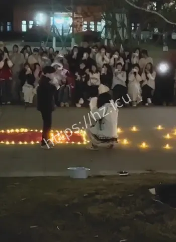 室友穿小蛋糕女装