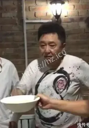 吴京餐厅点外带站吧台时间