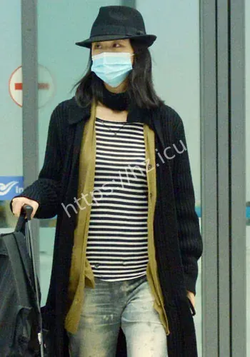 穿宽松上衣现身活动孕后续