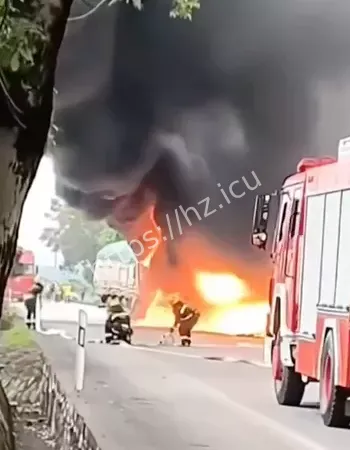 货车碰撞燃烧起火事件