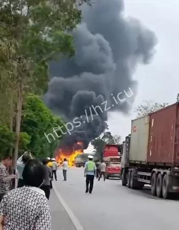 货车碰撞燃烧起火事件