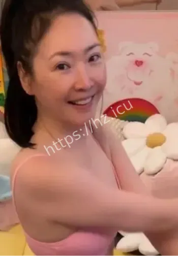 49岁女星大胆直播