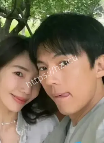 情侣教学楼前当众放飞自我