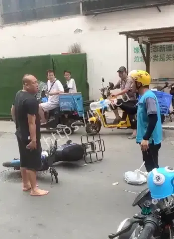 因电动车起冲突光脚互殴