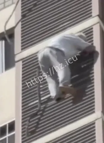 高空50米老人惊险救援全过程