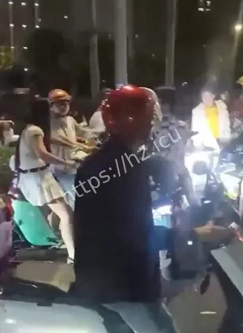 被女子骂到节节败退