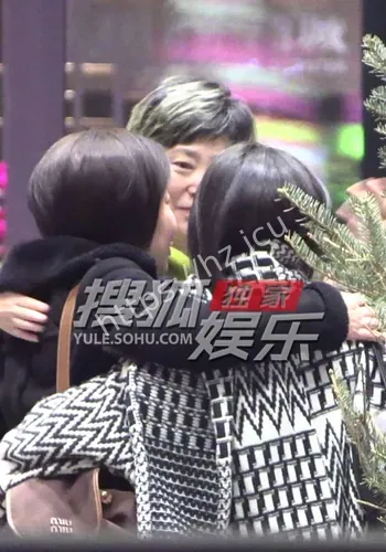 饭后开怀大笑尽显松弛感