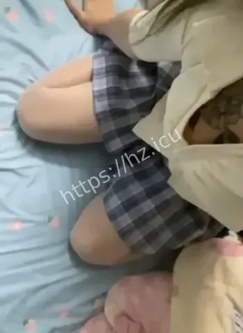 晚上穿黑丝吊带跪趴酒店狂战