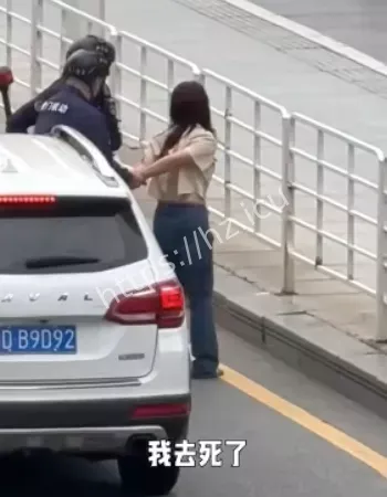 女司机驾驶白色奥迪被围堵